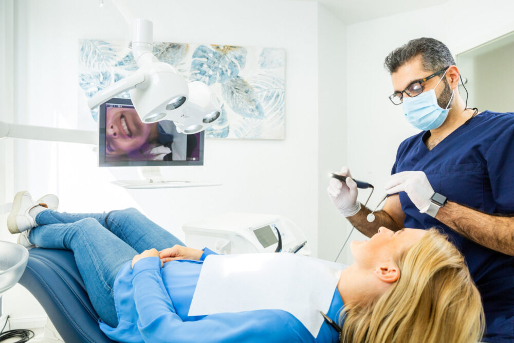 Zahnarzt bei der Behandlung mit Veneers
